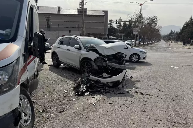 Elazığ'da ambulans ile otomobilin çarpıştığı kazada 2 kişi yaralandı