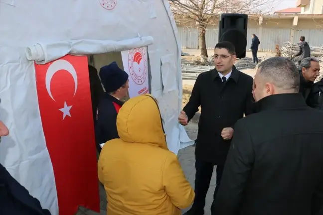 Erzincan'da Kar Yağışı Nedeniyle Çiftçilere Hayvan Çadırı Dağıtıldı