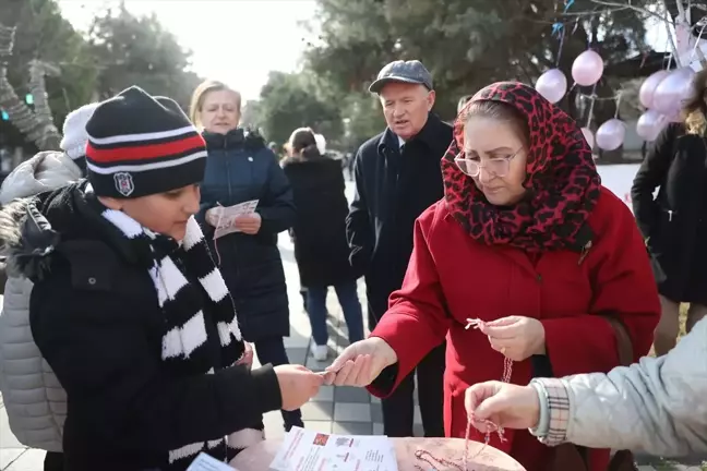 Kırklareli'nde Kanserle Mücadele İçin Marteniçka Bilekliği Dağıtıldı