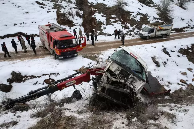 Muş'ta Uçurumdan Yuvarlanan Vinç Kullanılamaz Hale Geldi