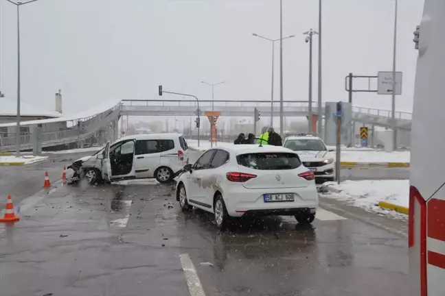 Sivas'ta Hafif Ticari Araç ile Otomobil Çarpıştı: 1 Yaralı