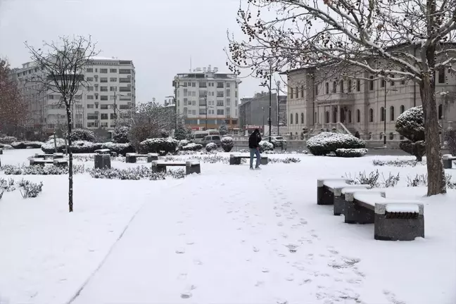 Sivas, Niğde ve Kayseri'de Kar Yağışı Etkisini Sürdürüyor