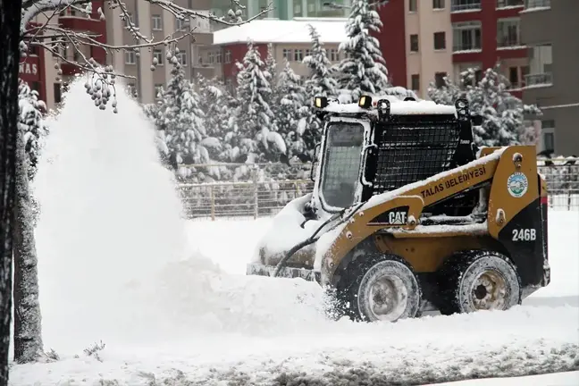 Talas Belediyesi Kar Küreme ve Tuzlama Çalışmalarını Sürdürüyor