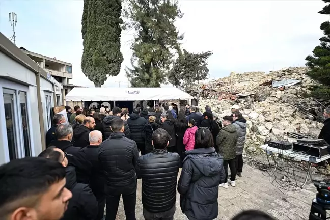 Depremde Yıkılan Kilise Enkazında Anma Ayini