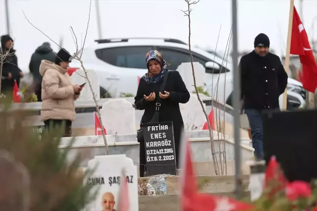 İskenderun'da Depremde Kaybedilenler Mezarlıkta Anıldı