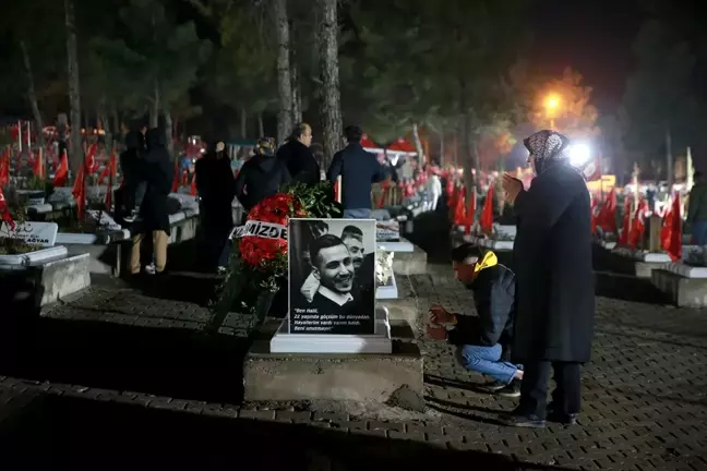 Kahramanmaraş'ta Depremzdeler Hayatını Kaybedenleri Andı