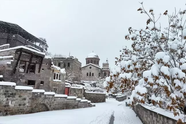 Kayseri'de Yoğun Kar Yağışı Etkili Oluyor