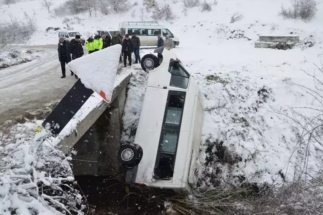 Samsun'da Cenaze Yolunda Minibüs Devrildi: 15 Yaralı