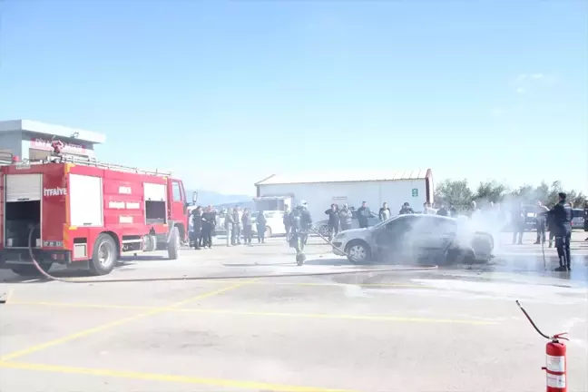 Antalya'da Park Halindeki Otomobilde Yangın