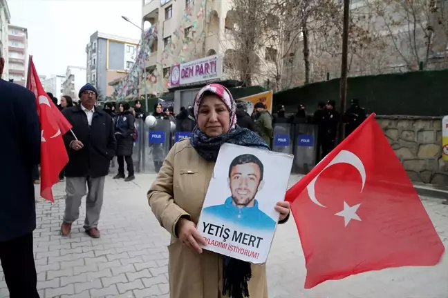 Van'da Terör Örgütü PKK'dan Kaçırılan Çocuklar İçin Ailelerin Eylemi Devam Ediyor