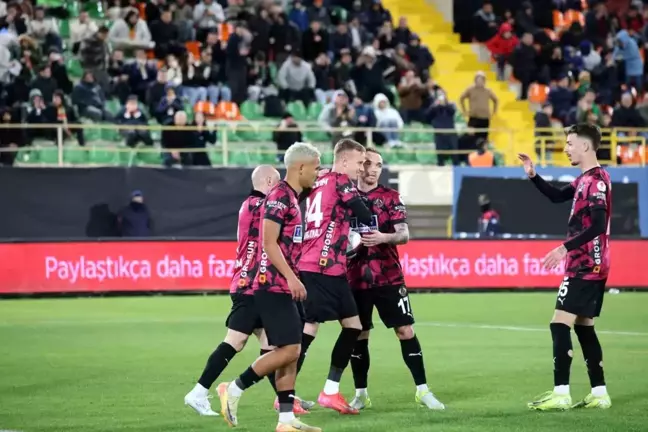 Corendon Alanyaspor, Fatih Karagümrük'ü 4-1 Mağlup Etti