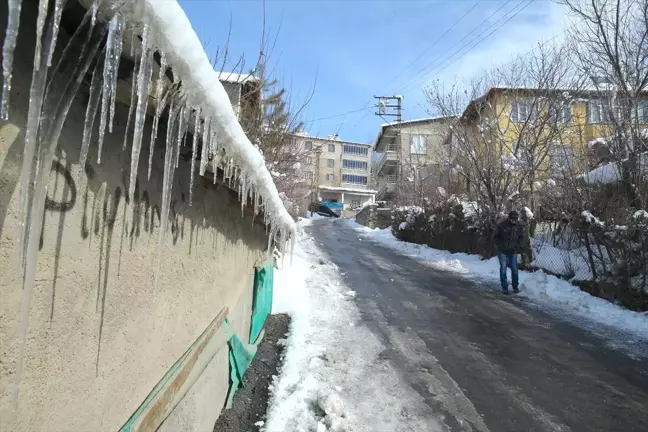 Hakkari'de Soğuk Hava ve Buzlanma Etkili Oluyor