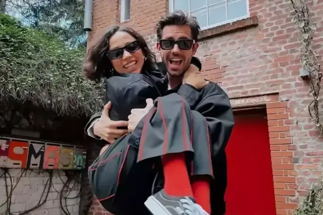 Zeynep Bastık'tan Serkay Tütüncü'ye romantik kutlama: Benim şarkım da sensin