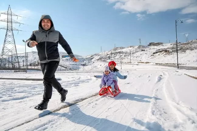 Malatya'nın Darende İlçesinde Kar Eğlencesi