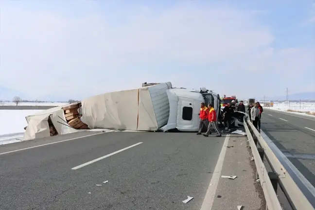 Erzincan'da Otomobil ile Tır Çarpıştı: 3 Yaralı