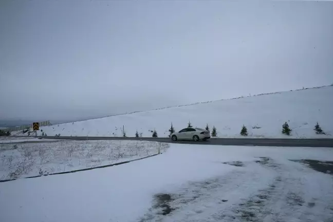 Tokat-Sivas Kara Yolunda Kar Yağışı Etkili Olmaya Devam Ediyor