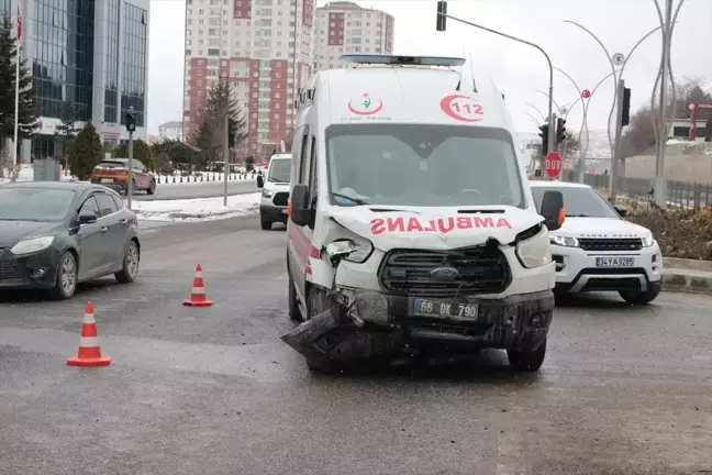 Yozgat'ta Ambulans ve Otomobil Çarpıştı: 2 Yaralı