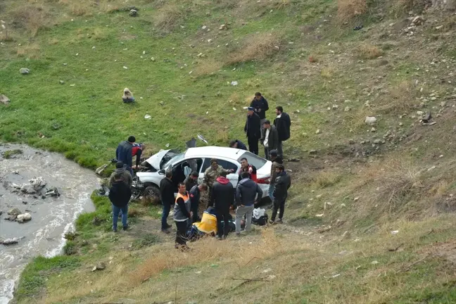 Besni'de Şarampole Devrilen Otomobilin Sürücüsü Yaralandı