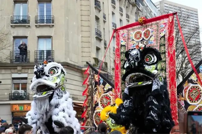 Paris'te Renkli Çin Yeni Yılı Geçit Töreni