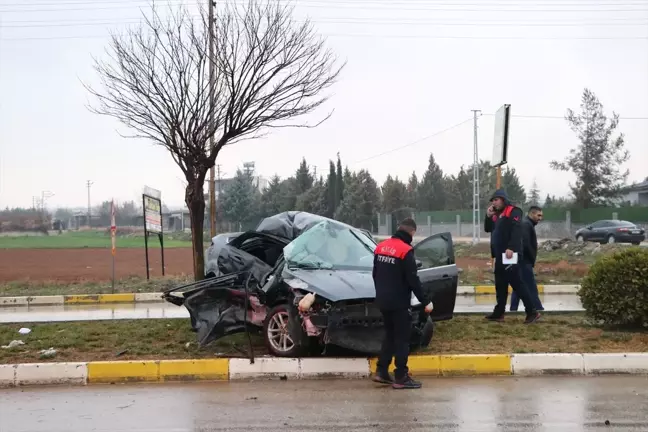 Kilis'te İşçi Servisi ile Otomobil Çarpıştı: 3 Yaralı