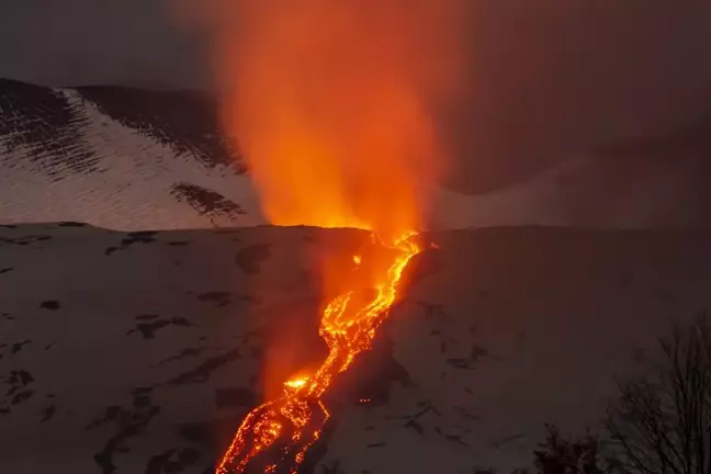 Etna Yanardağı'ndaki Lav Akıntısı Devam Ediyor