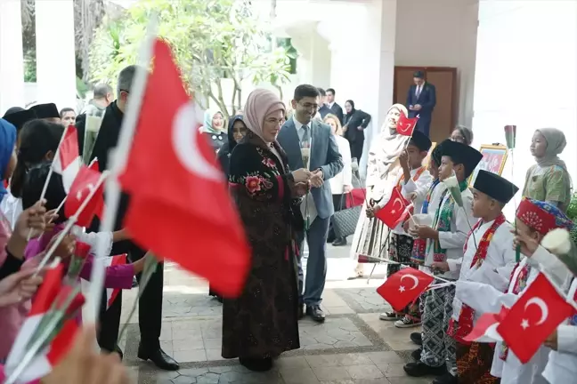 Emine Erdoğan, Endonezya'da Yunus Emre Enstitüsünü ziyaret etti