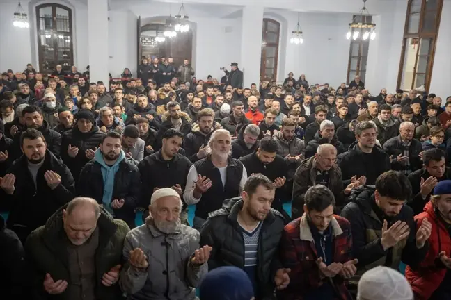 Berat Kandili'nde Camilerde Coşkulu İbadet