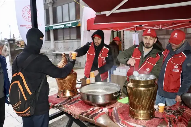 Trabzon'da Berat Kandili Kutlaması: 1000 Kişiye Simit ve Salep İkramı