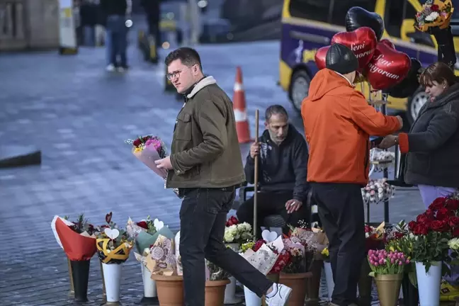 İstanbul'da Sevgililer Günü Yoğunluğu: Kırmızı Gül Tercih Ediliyor