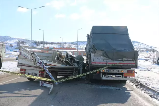 Malatya'da Kamyonet ve Tır Çarpıştı: 1 Ölü, 1 Yaralı