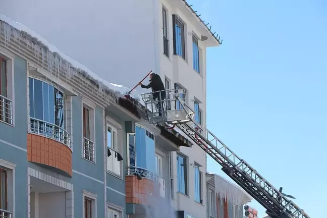 Bingöl'de Buz Sarkıtları Tehlike Oluşturuyor