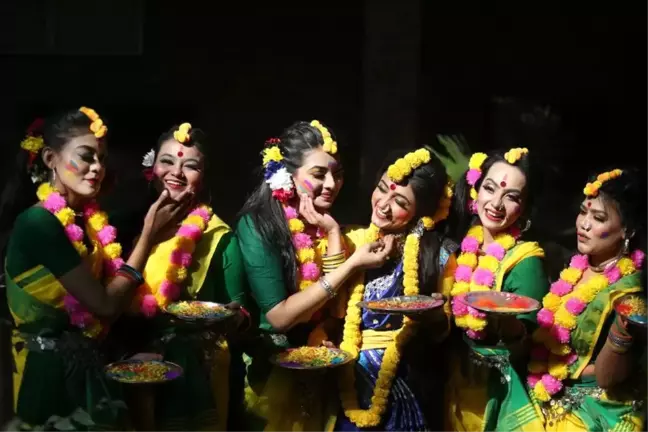 Bangladeş'te Pohela Falgun Festivali coşkuyla kutlandı