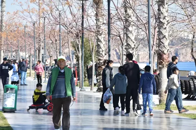 Antalya'da Güneşli Hava ile Sahillerde Keyifli Anlar