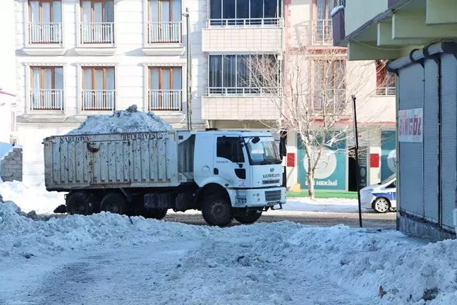 Karlıova'da Kar Temizleme Çalışmaları Devam Ediyor