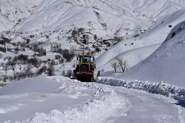 Bitlis'te Karla Mücadele Çalışmaları Hız Kesmeden Devam Ediyor