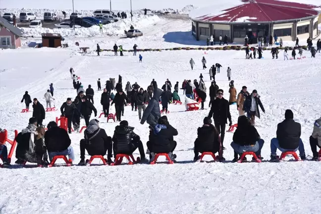 Karacadağ Kayak Merkezi'nde Yoğunluk Yaşanıyor