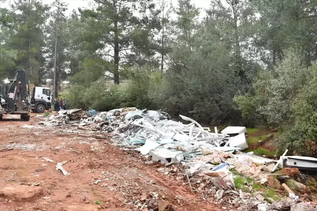 Antalya'da Ormanlık Alana Kaçak Döküm Temizlendi