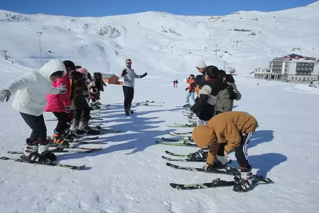 Hakkari'de Öğrencilere Kayak Eğitimi Veriliyor