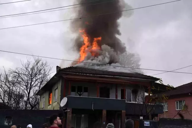 Sakarya'da İki Katlı Evde Yangın: İkinci Kat Kullanılamaz Hale Geldi