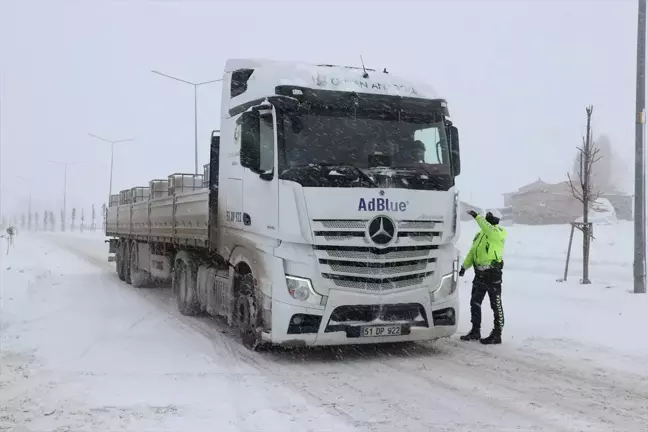 Erzurum'da Kar ve Tipi Ulaşımı Olumsuz Etkiliyor