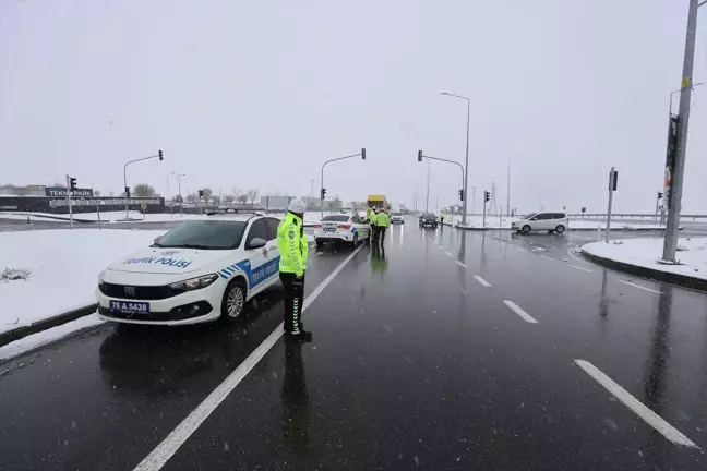 Iğdır'da Yoğun Kar Yağışı Ulaşımı Etkiliyor