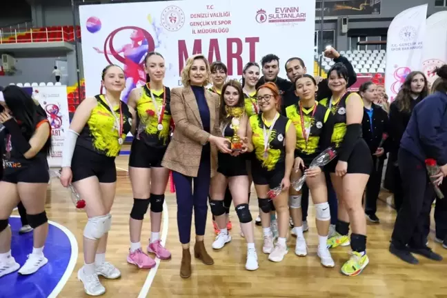 Denizli'de 'Evinin Sultanları' Voleybol Turnuvası Şampiyonu Belirlendi