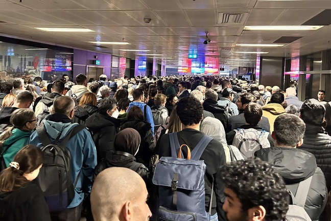 Sabiha Gökçen Havalimanı'nda pasaport sistemi çöktü, yolcular saatlerce bekledi