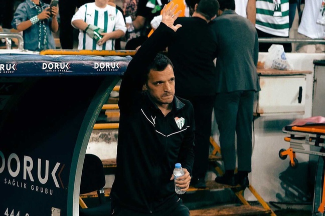 Batalla ile yollarını ayıran Bursaspor, teknik direktörlük görevine Adem Çağlayan'ı getirdi