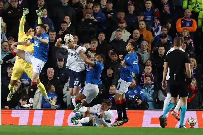 Rangers-Fenerbahçe maçında ırkçı pankart açan taraftarlara ömür boyu men cezası
