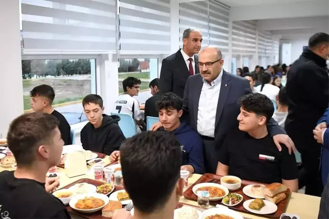 Vali Ustaoğlu, Ramazan İftarında Öğrencilerle Buluştu