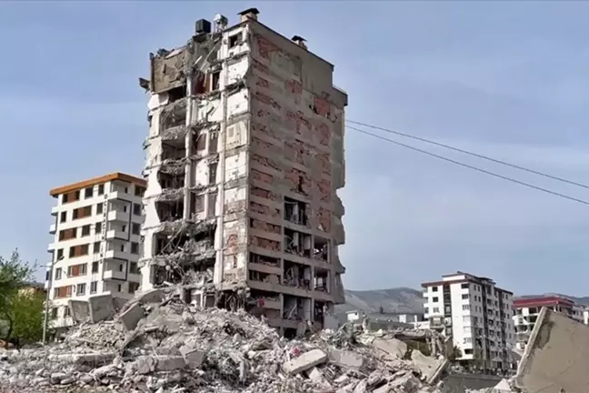 Deprem felaketinde 72 kişiye mezar olan Ebrar Apartmanı davasında müteahhitlere ceza yağdı