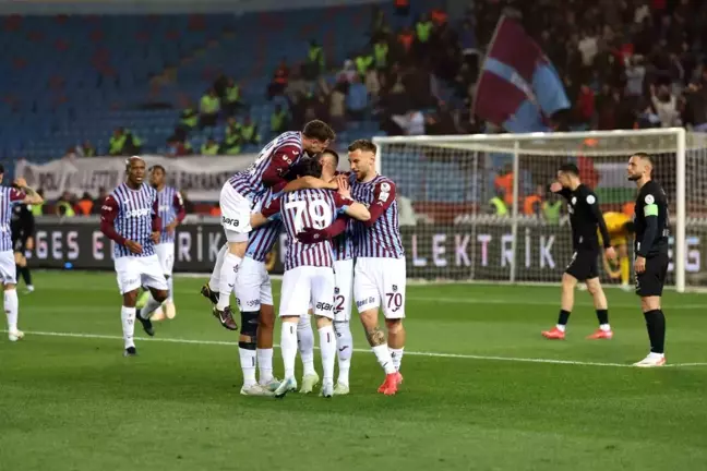 Trendyol Süper Lig: Trabzonspor, Çaykur Rizespor'u 2-0 Önde Geçti