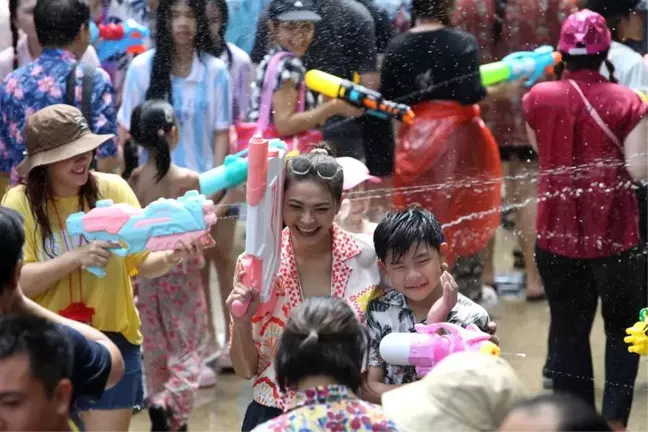 Tayland'da Geleneksel Yeni Yıl Kutlaması: Songkran Festivali