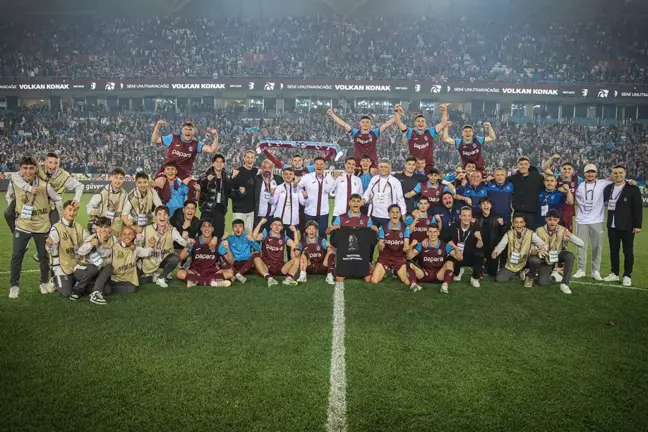 Trabzonspor, U19 takımından 13 futbolcuyla profesyonel sözleşme imzaladı